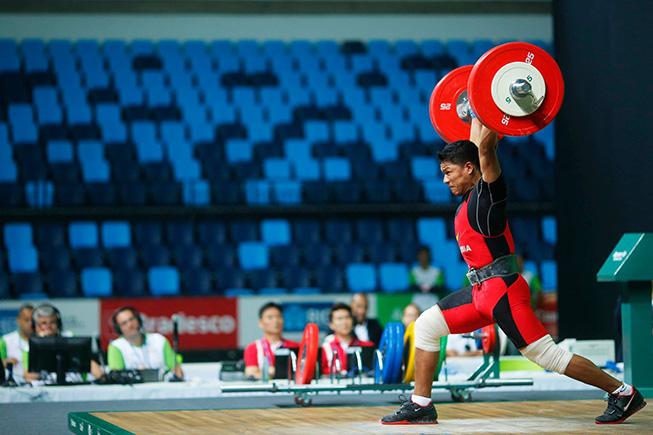A primeira coisa que você precisa saber sobre o Levantamento de Peso é que os atletas precisam completar dois movimentos: o arranco e o arremesso / Foto: Daniel Ramalho / Rio 2016
